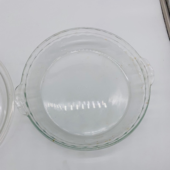 2 Pyrex glass pie/cake dishes - Picture 3 of 3